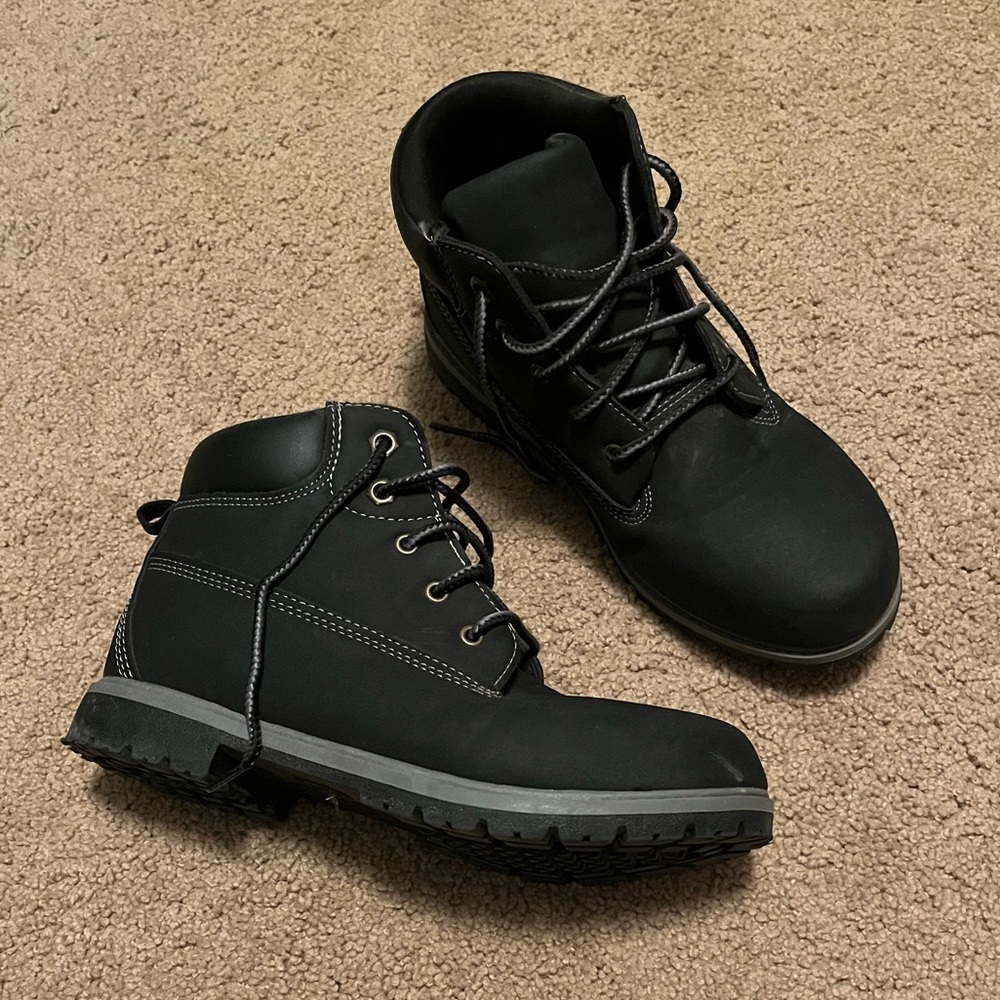 Boys size 6 boots